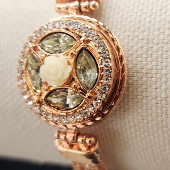 Ginger snap bracelet with 1 snaps Gold tone Multi Chain Toggle Clasp Adjustable - Picture 5 of 7